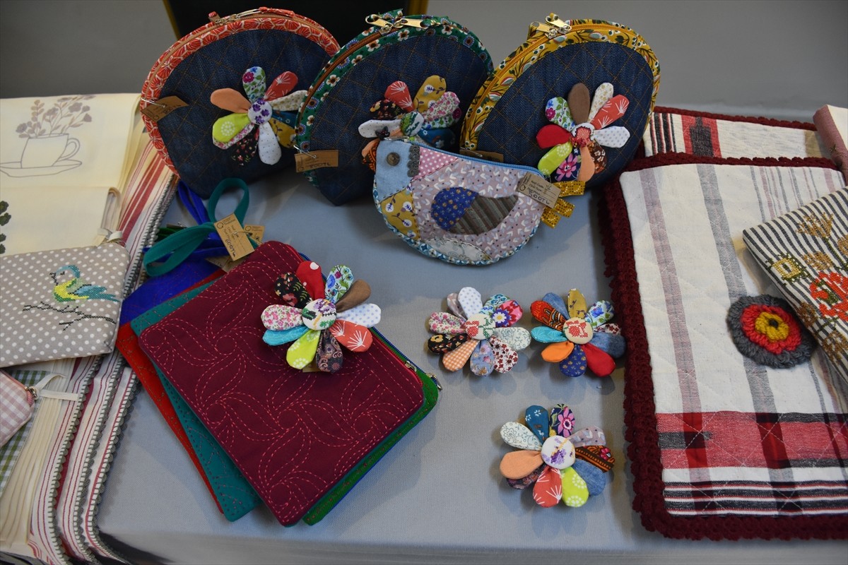 Trabzon Olgunlaşma Enstitüsünce Anneler Günü için hazırlanan "Gelenekten Geleceğe" sergisi açıldı....