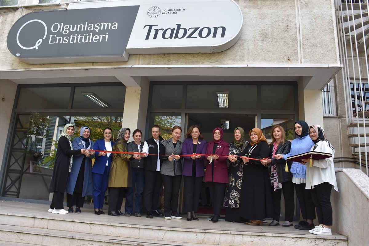 Trabzon Olgunlaşma Enstitüsünce Anneler Günü için hazırlanan "Gelenekten Geleceğe" sergisi açıldı....