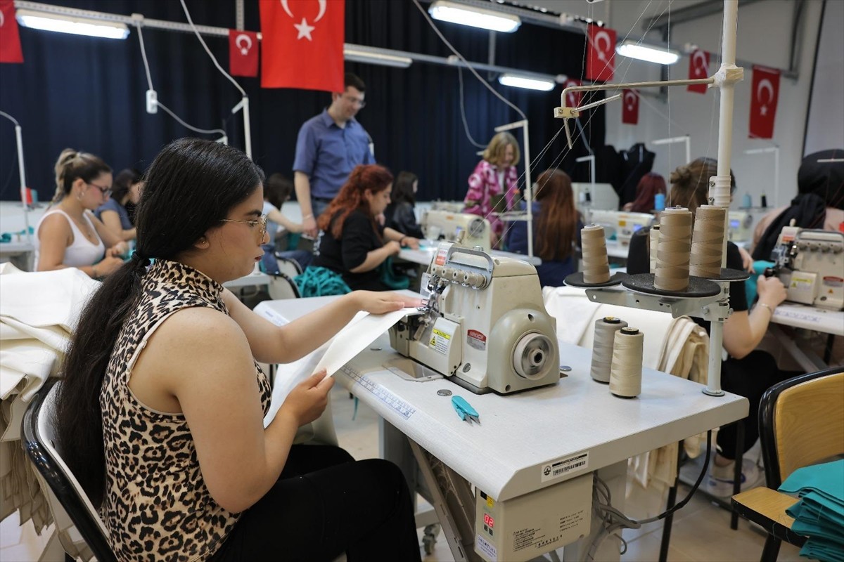 Trakya Üniversitesi Edirne Teknik Bilimler Meslek Yüksekokulu öğrencileri, üniversite hastanesinin...