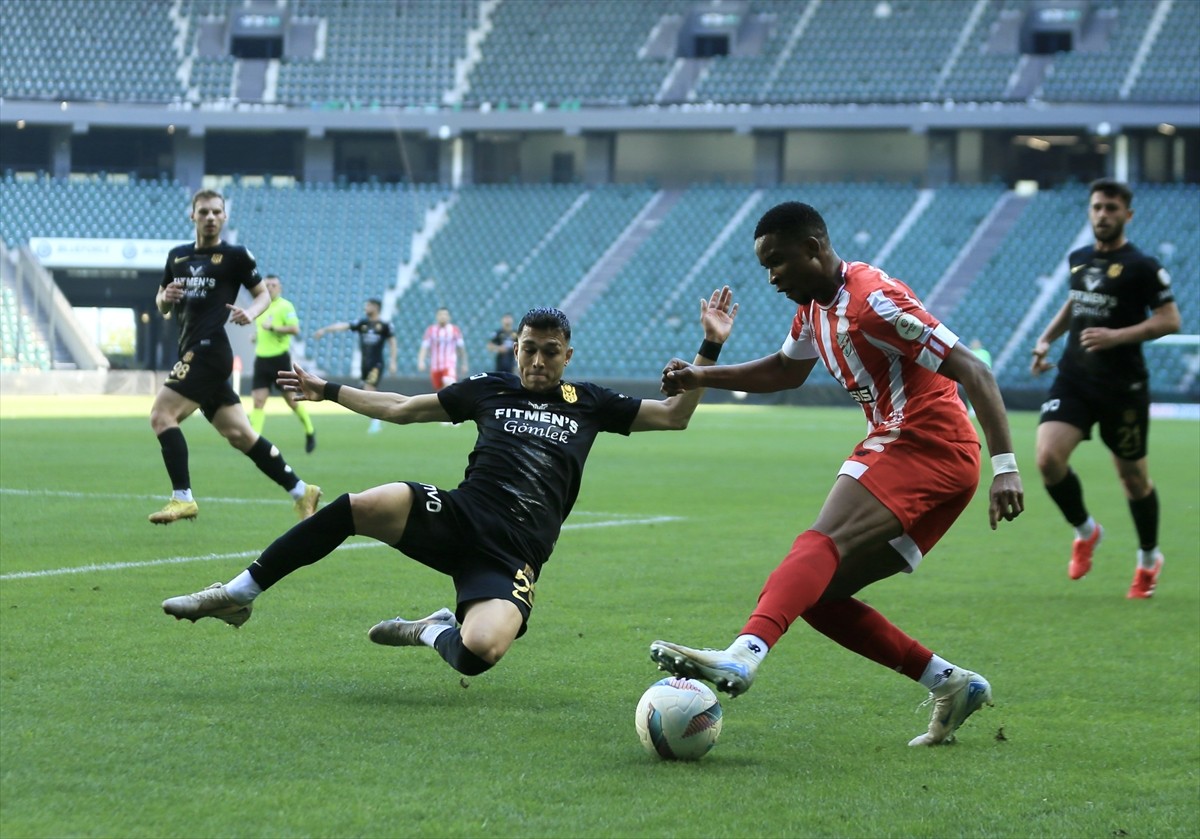 Trendyol 1. Lig'in 37. haftasında Geosis Boluspor ile Fitmens Gömlek Yeni Malatyaspor, Kocaeli...