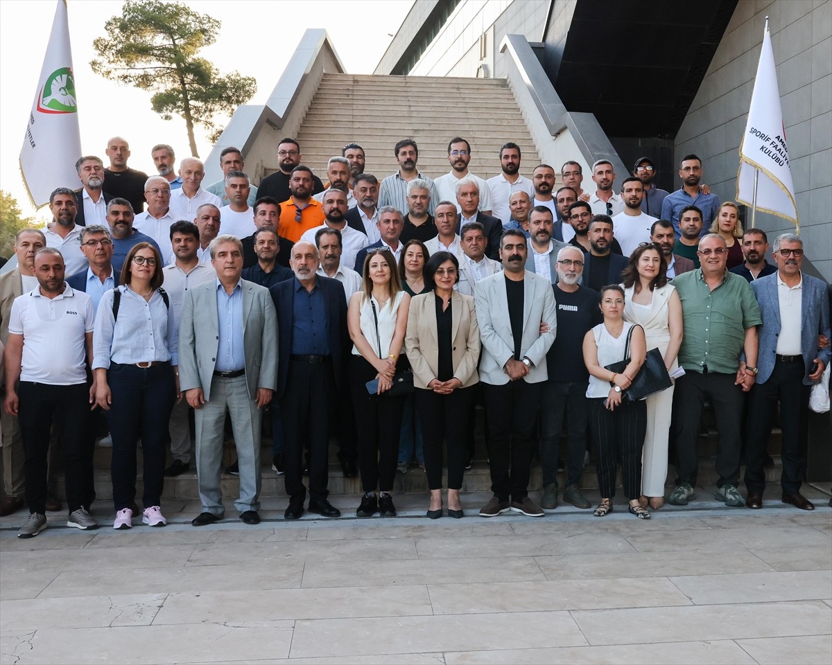 Trendyol 1. Lig ekiplerinden Amed Sportif Faaliyetler'de kulüp başkanlığına Burç Baysal yeniden...