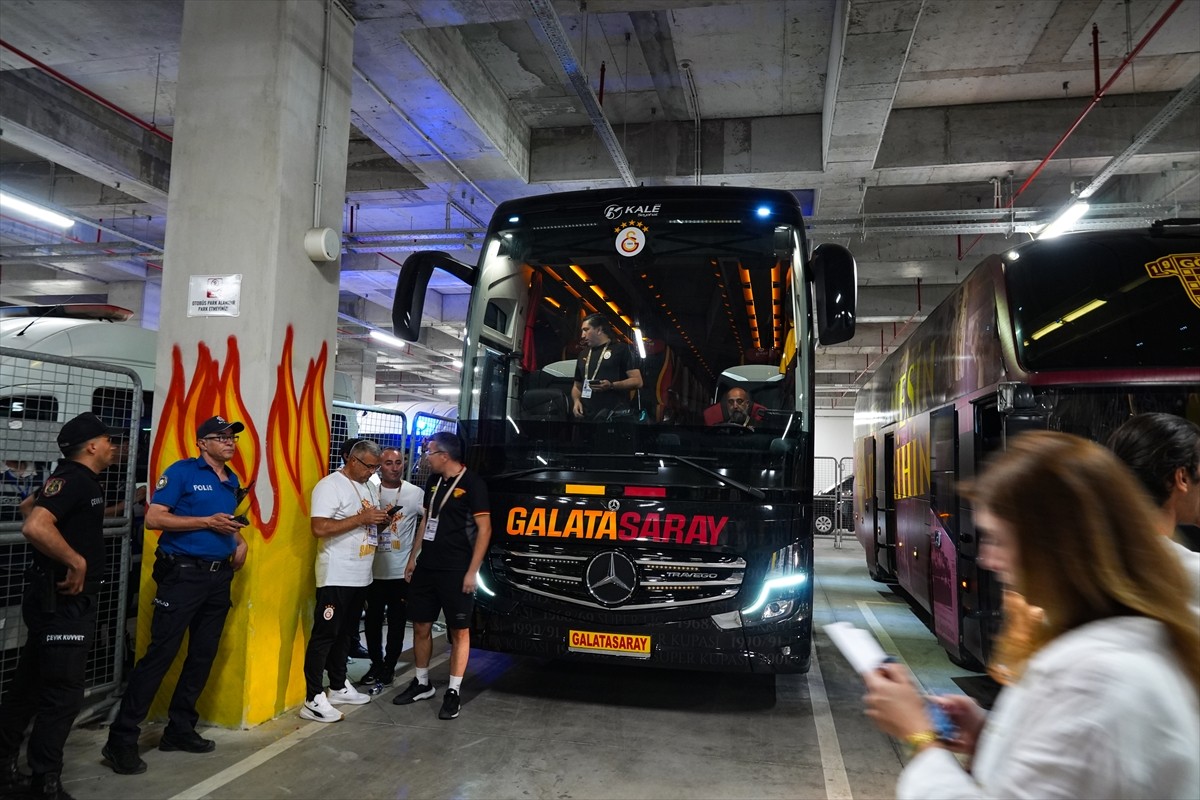 Trendyol Süper Lig'in 37. haftasında Göztepe'yi 2-0 mağlup eden Galatasaray kafilesi stattan...