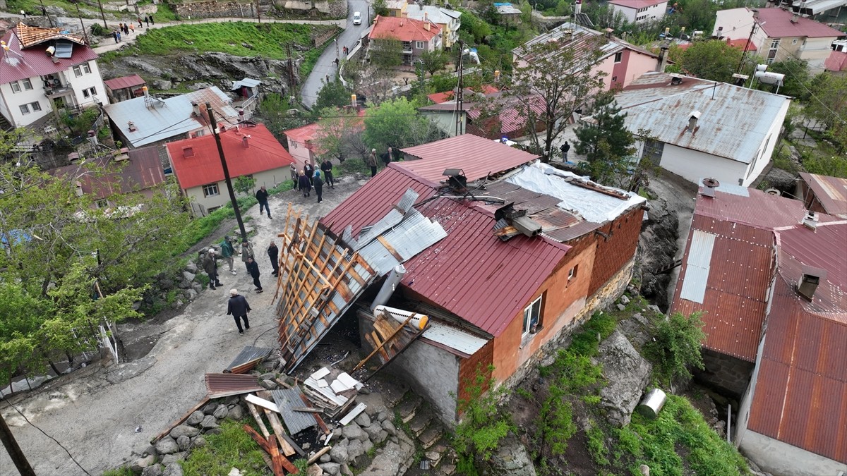 Tunceli Valisi ve Belediye Başkan Vekili Bülent Tekbıyıkoğlu (önde), şiddetli rüzgar nedeniyle...