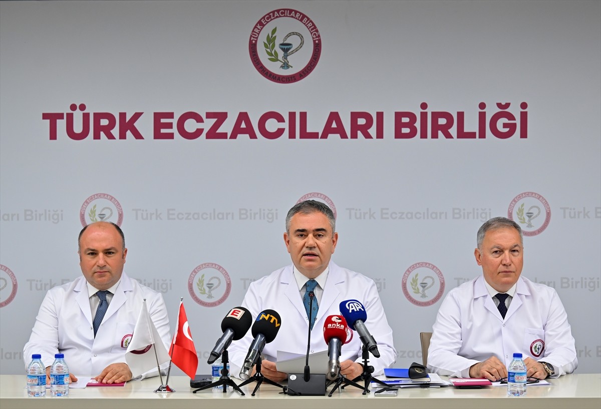 Türk Eczacıları Birliği Başkanı Arman Üney (ortada), Türk Eczacıları Birliği Konferans Salonu'nda...