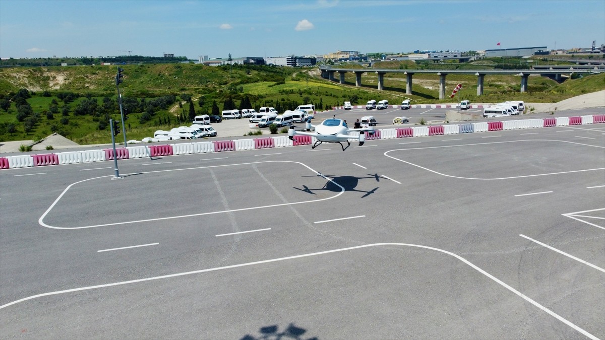 Türkiye'de geliştirilen "iki kişilik elektrikli uçan araba"nın ilk insanlı testini başarıyla...