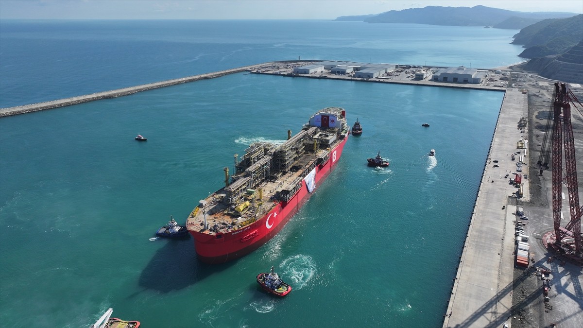 Türkiye'nin ilk yüzer doğal gaz üretim platformu (FPU) Osman Gazi, Filyos Limanı'na ulaştı.