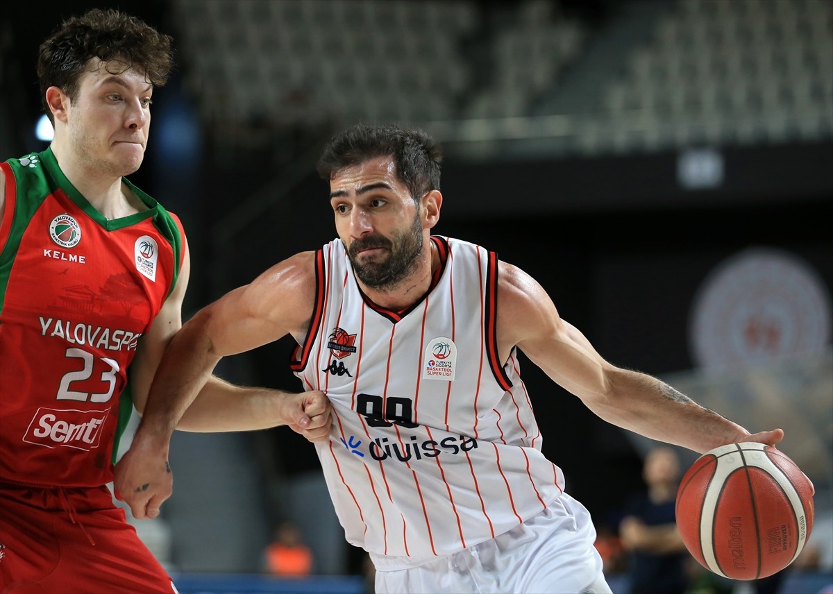 Türkiye Sigorta Basketbol Süper Ligi’nde normal sezonun son haftasında Manisa Basket Divissa ile...