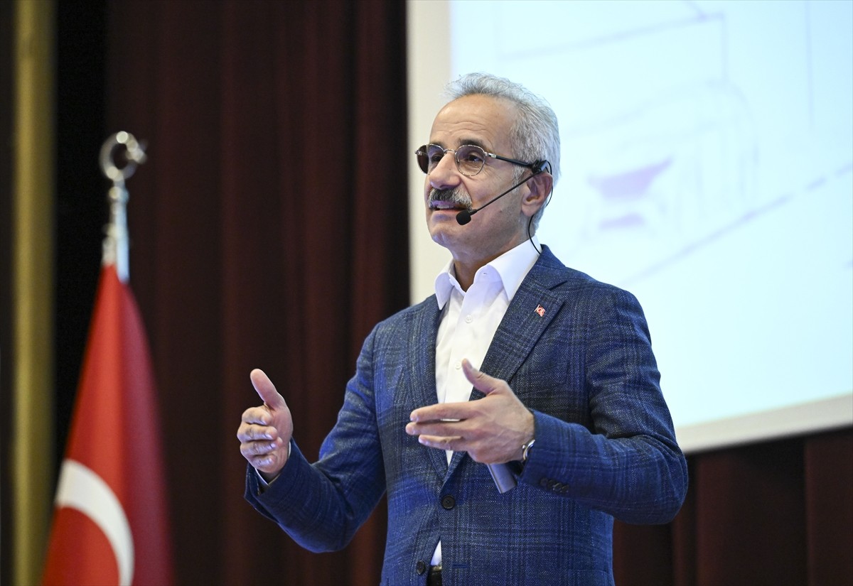 Ulaştırma ve Altyapı Bakanı Abdulkadir Uraloğlu, Milli Türk Talebe Birliği Genel Merkezi'nde...