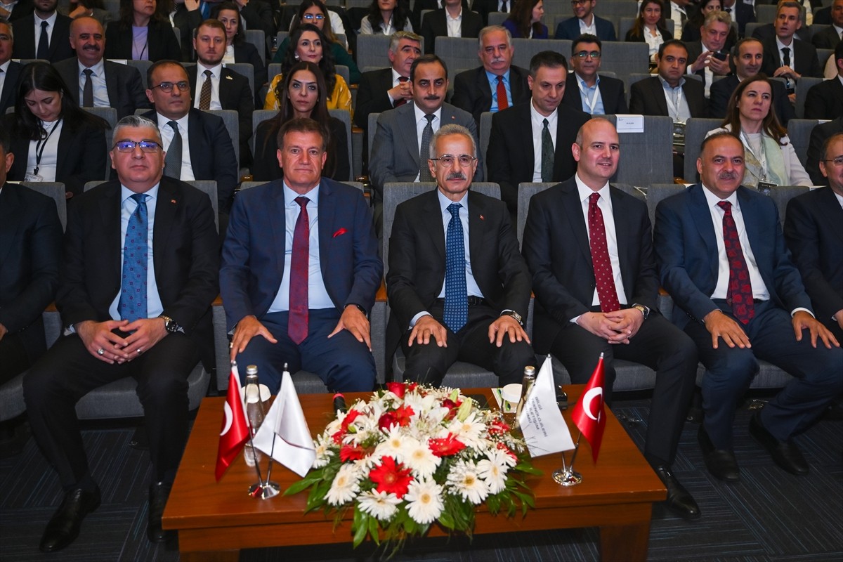 Ulaştırma ve Altyapı Bakanı Abdulkadir Uraloğlu (ortada), Bilgi Teknolojileri ve İletişim...