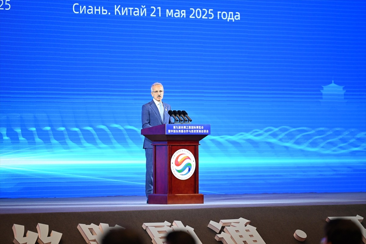 Ulaştırma ve Altyapı Bakanı Abdulkadir Uraloğlu (ortada), Çin'in Şaanşi eyaletinin merkezi Şian...