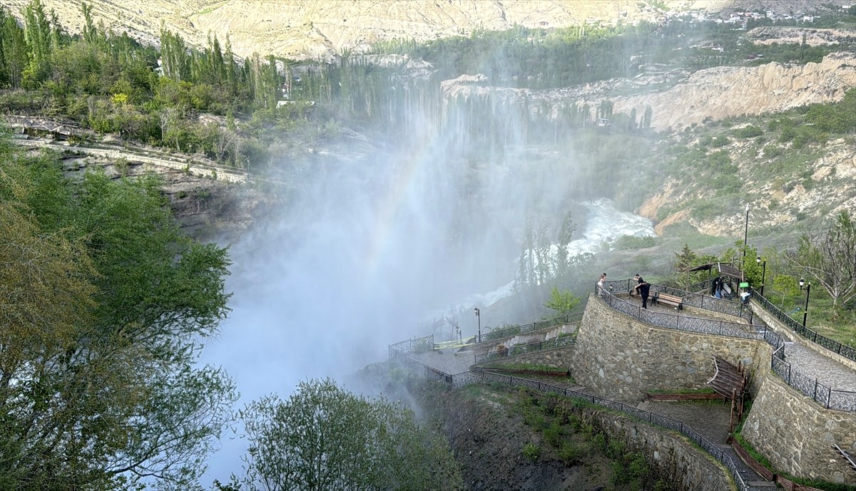 UNESCO Dünya Mirası Listesi'ne aday gösterilen Erzurum'daki Tortum Şelalesi, karların erimesi ve...