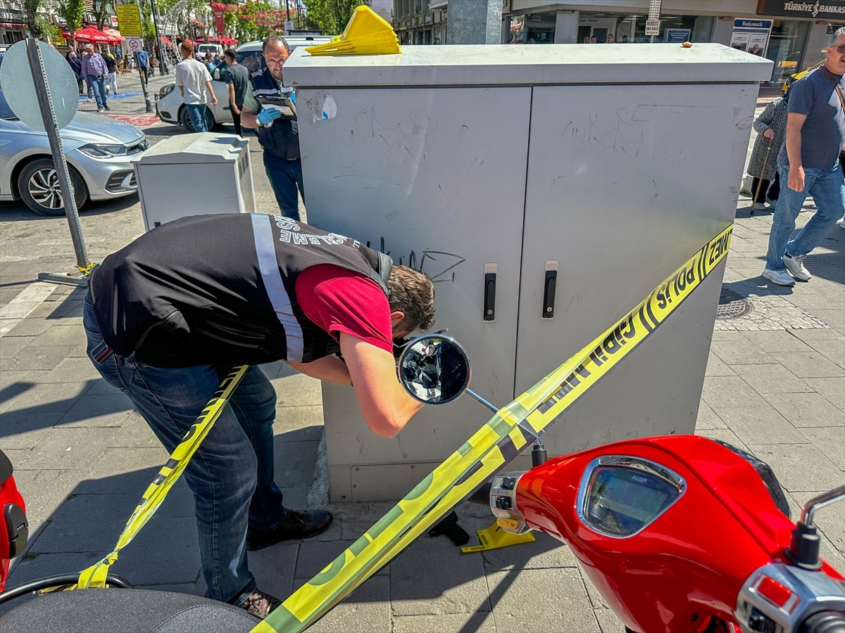 Uşak'ta bir kuyumcuda silahla ateş açılması sonucu 2 kişi yaralandı. Polis ekipleri olay yeri ve...