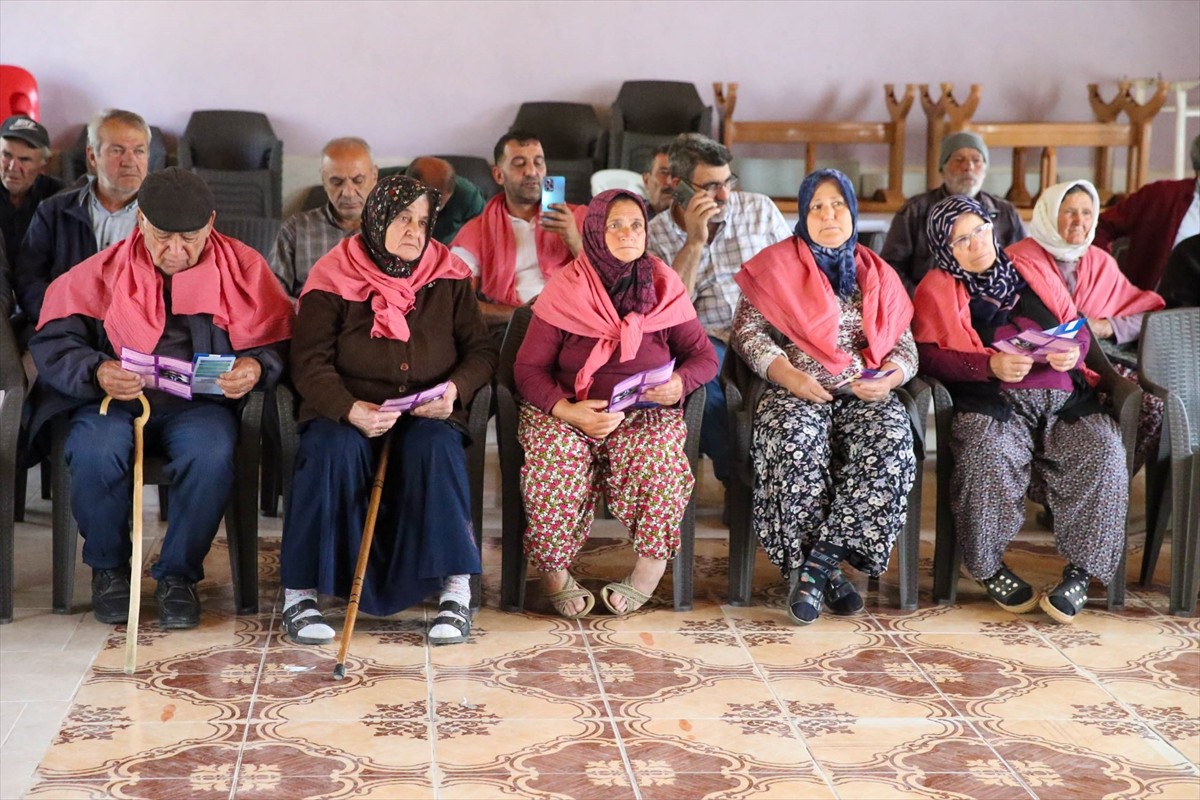 Uşak'ta, üniversite öğrencileri, sağlık çalışanlarıyla köylerde ilk yardım eğitimi düzenleyip...