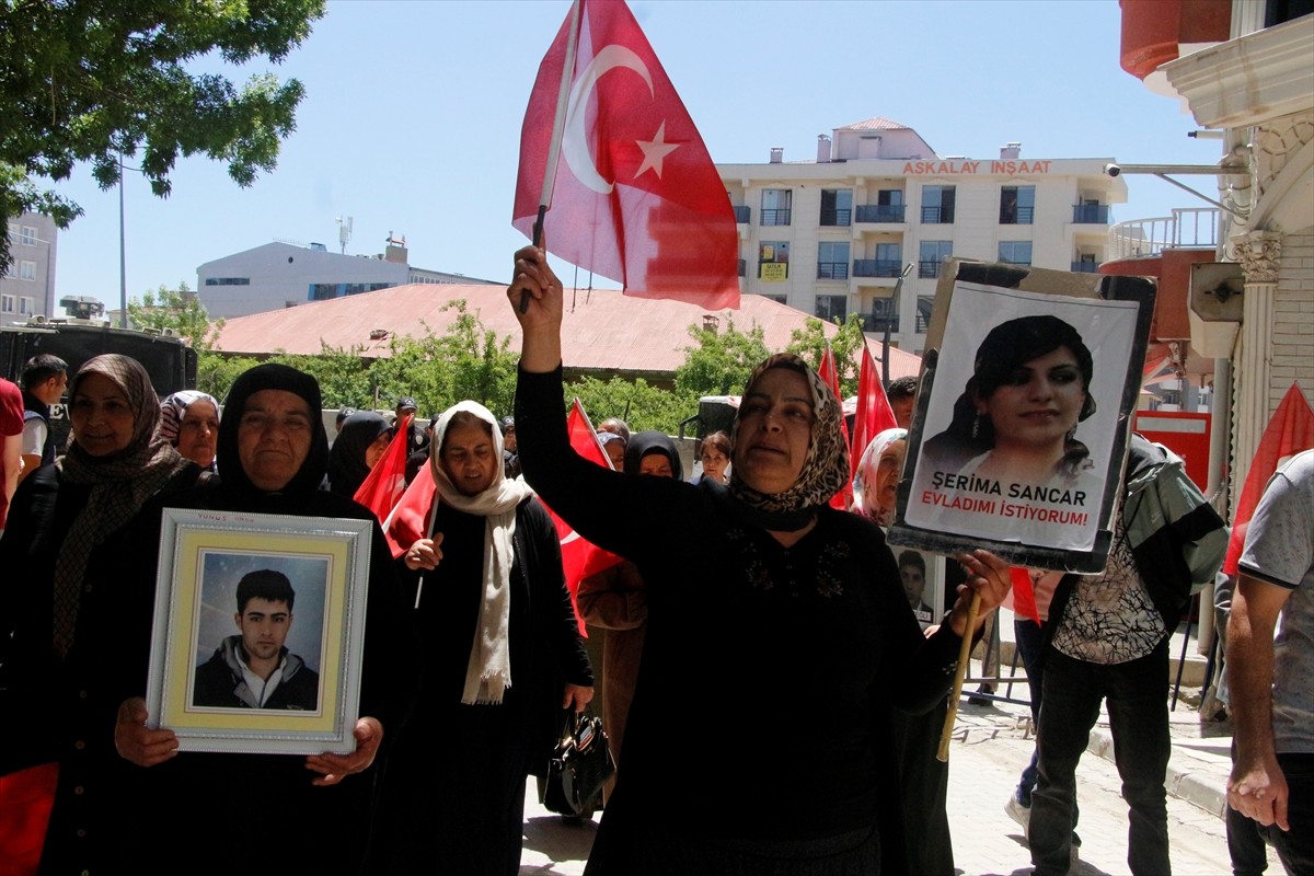 Van'da çocukları terör örgütü PKK tarafından dağa kaçırılan aileler, DEM Parti İl Başkanlığı...