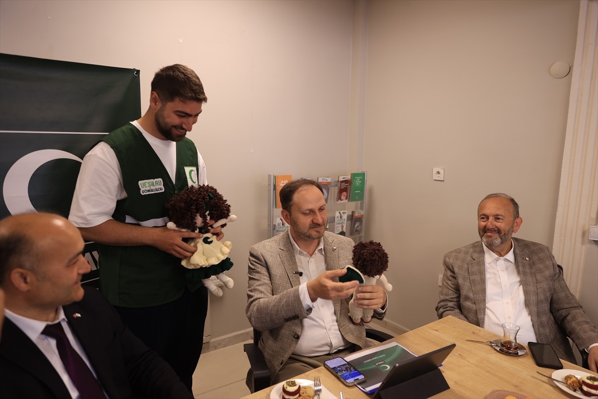 Yeşilay Genel Başkanı Mehmet Dinç, Yeşilay Edirne Şubesi'ni ziyaret etti. Dinç, burada bir konuşma...