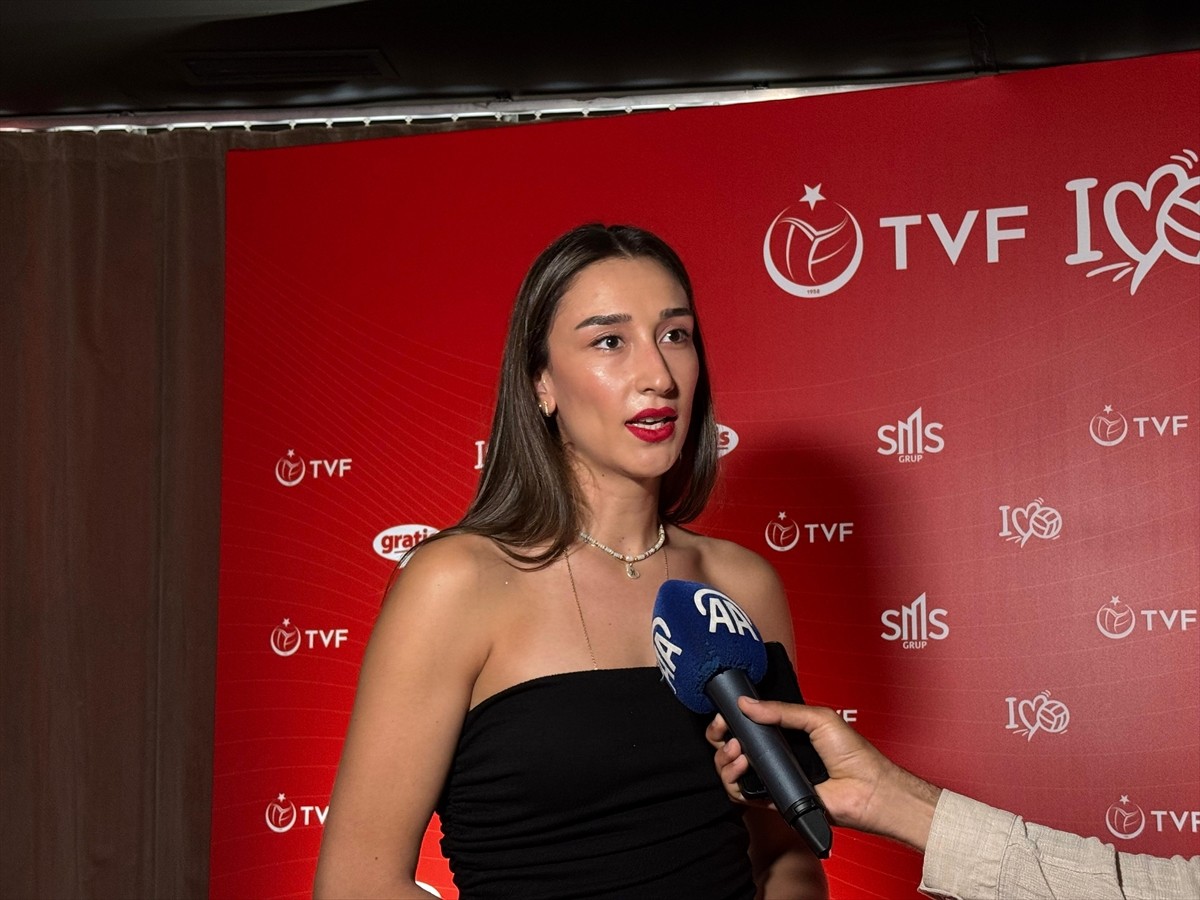 A Milli Kadın Voleybol Takımı oyuncuları Sinead Jack-Kısal, AA muhabirine açıklamalarda...