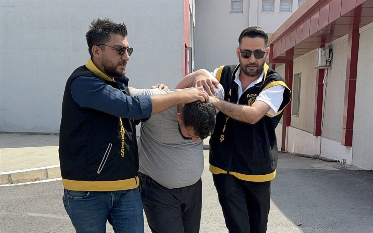 Adana'da annesini çalıştığı kebapçıda bıçakla öldüren zanlının olay yerine gelişi güvenlik...