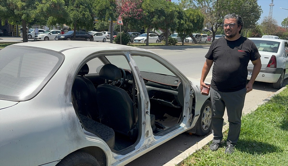 Adana'da park halindeki bir otomobilin kapılarını çalması güvenlik kamerasınca kaydedilen zanlı...