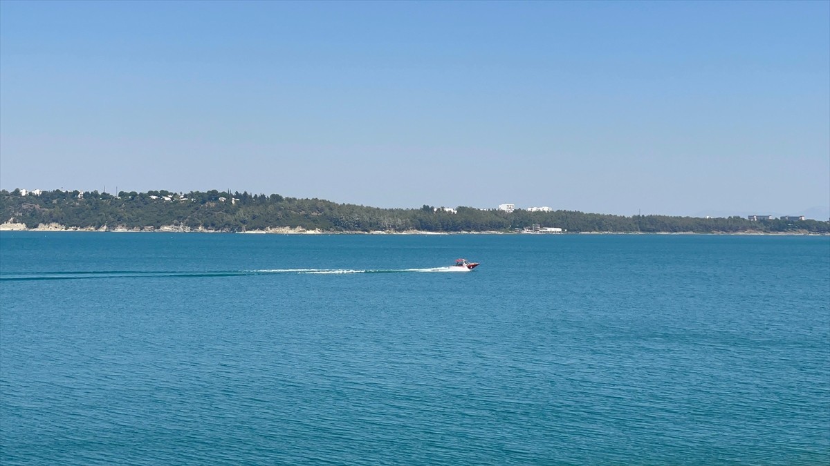 Adana'da yangın söndürme uçağı Seyhan Gölü'ne düştü, 2 pilot yaralandı