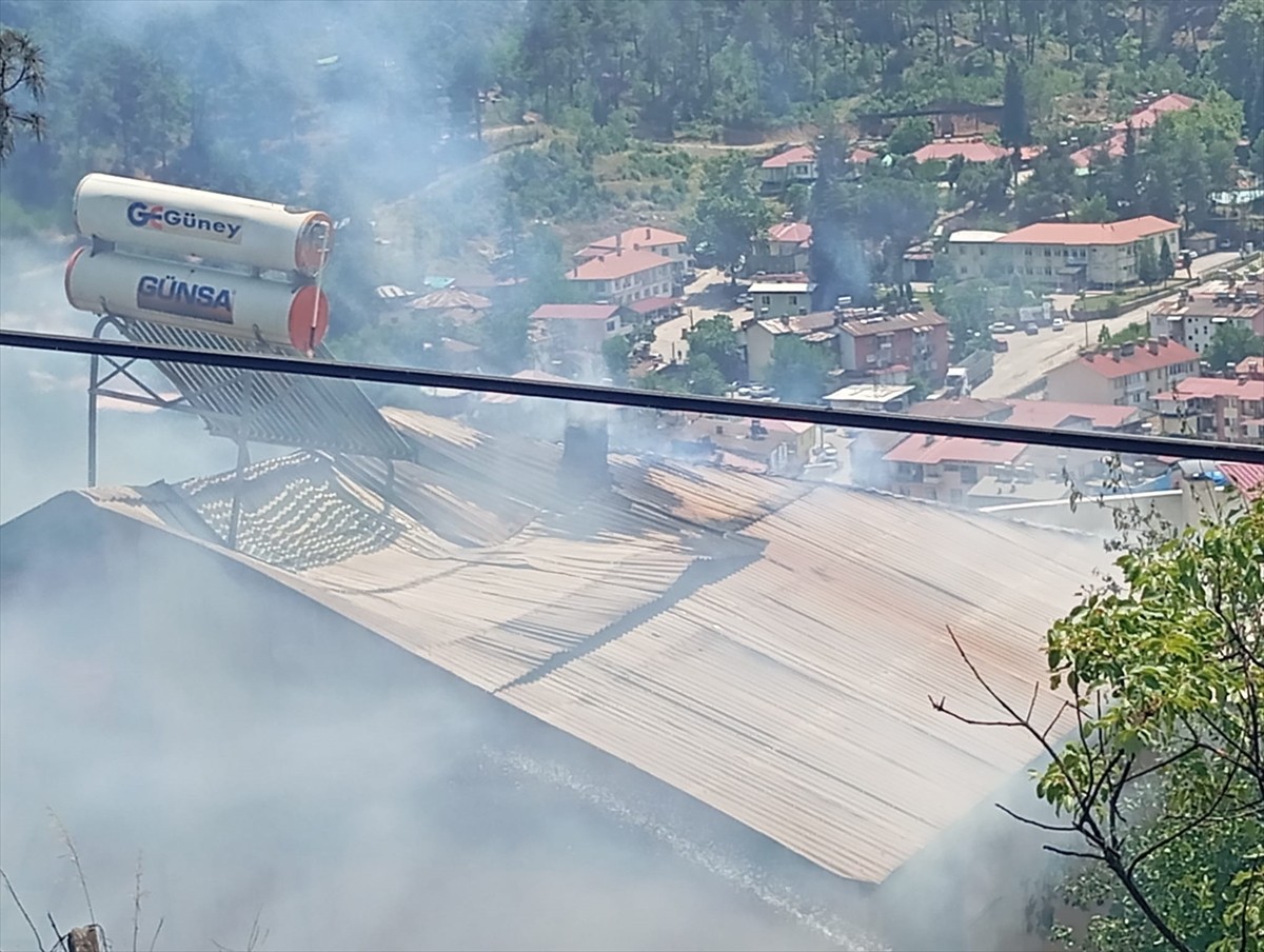 Adana'nın Feke ilçesinde bir evde çıkan yangın söndürüldü.