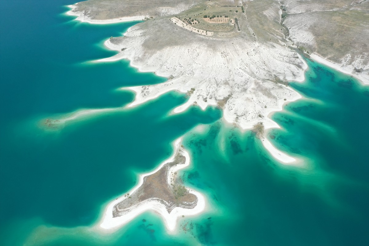 Adıyaman'daki Atatürk Baraj Gölü içinde bulunan yükselti ve adacıklar adeta "Maldivler"i...