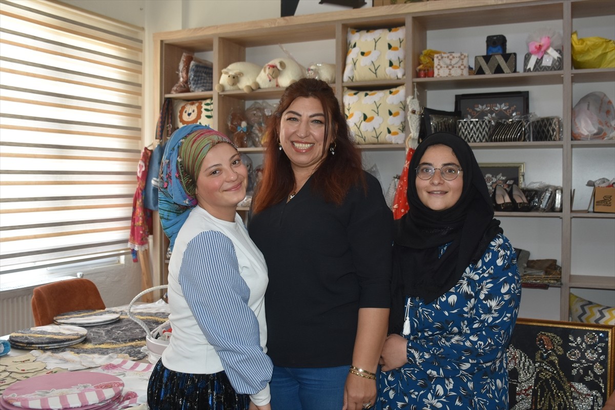 Afyonkarahisar'ın Sinanpaşa ilçesi Güney beldesindeki Kadın Kültür Evi'nin kursiyerleri, atık...