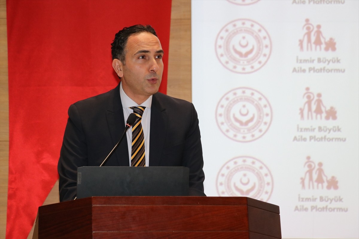 Aile ve Sosyal Hizmetler İl Müdürlüğü ile İzmir Büyük Aile Platformu işbirliğinde, İzmir İktisat...