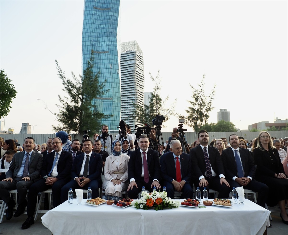 AK Parti İzmir İl Başkanlığı bahçesinde Kurban Bayramı dolayısıyla bayramlaşma töreni...