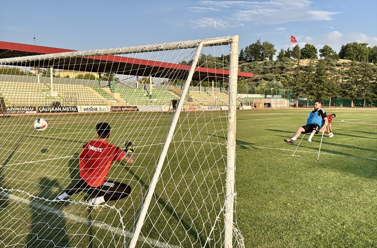 Ampute Milli Futbol Takımı'nın gol kralı ve birçok turnuvanın "en değerli oyuncusu" Ömer Güleryüz...