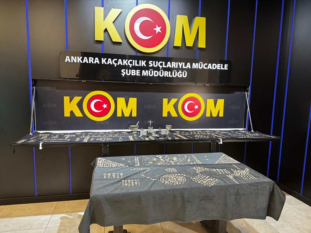 Ankara'da emniyet ekiplerince düzenlenen tarihi eser kaçakçılığı operasyonunda 1624 sikke ve 126...