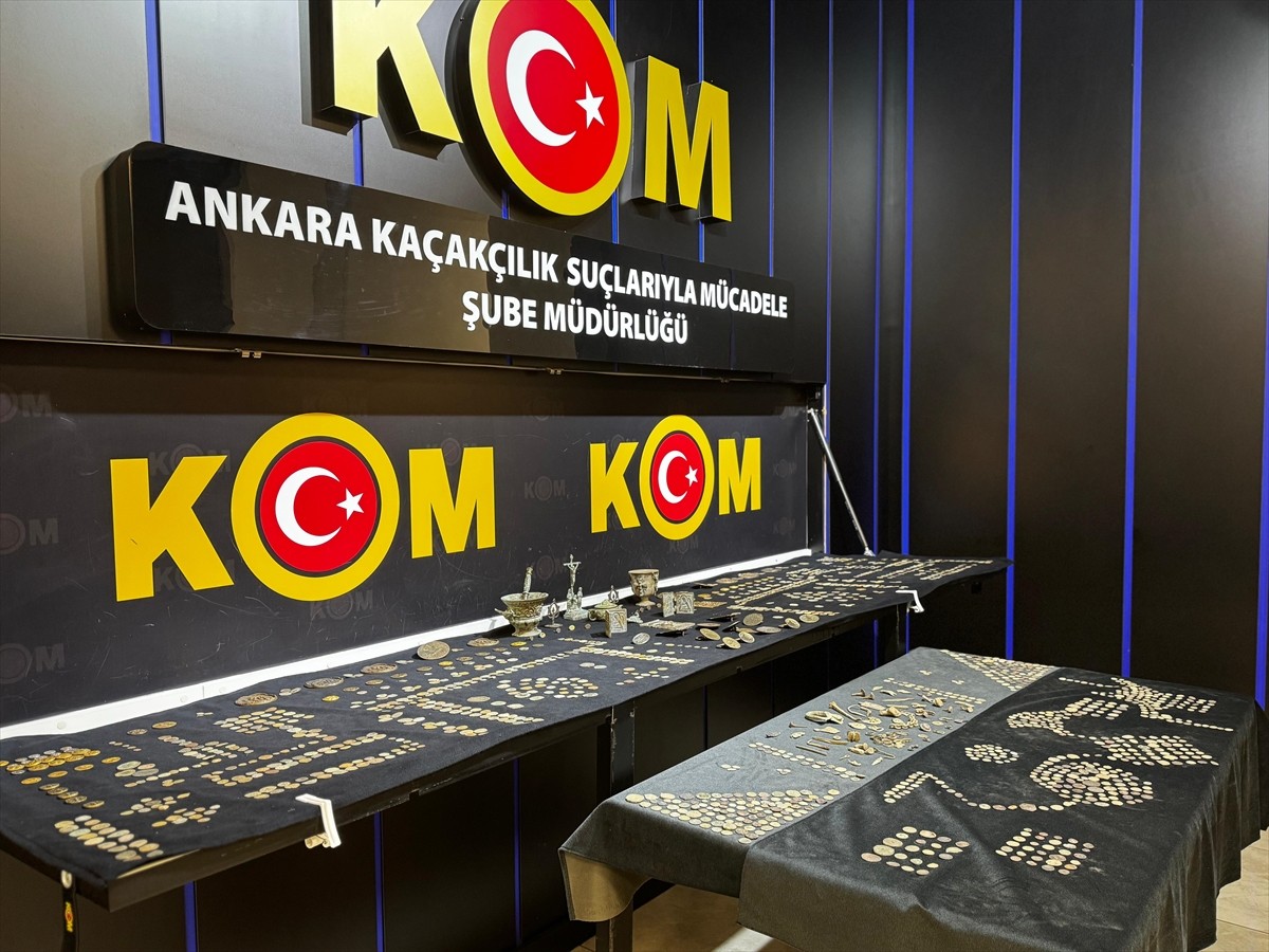 Ankara'da emniyet ekiplerince düzenlenen tarihi eser kaçakçılığı operasyonunda 1624 sikke ve 126...