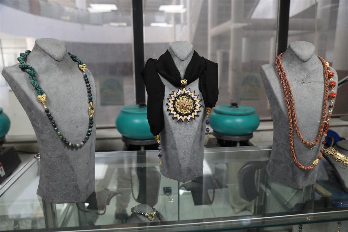 Ankara'nın Çubuk ilçesinde yöreye özgü agat taşıyla takı tasarlayan kadınlar, hem yeni meslek...