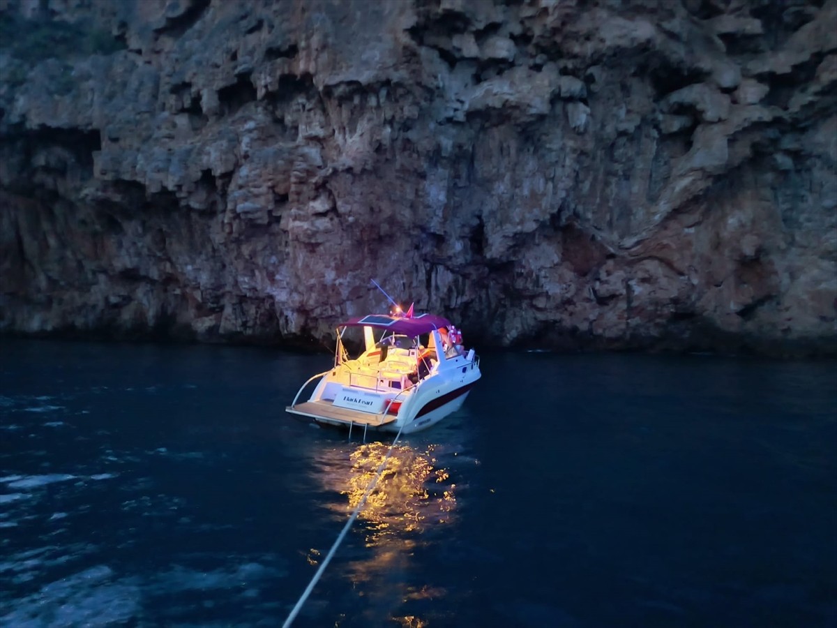Antalya'da arıza nedeniyle denizde falezlere doğru sürüklenen teknedeki 3 kişi ekipler tarafından...