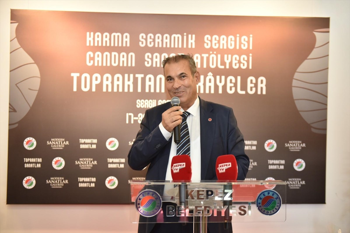 Antalya'da toprağın sanata dönüştüğü 114 eserin yer aldığı "Topraktan Hikayeler" isimli seramik...