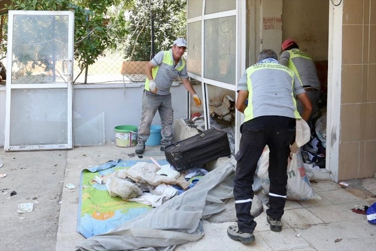 Antalya'nın Kepez ilçesinde temizlenen iki evden 8 kamyon çöp çıktı.