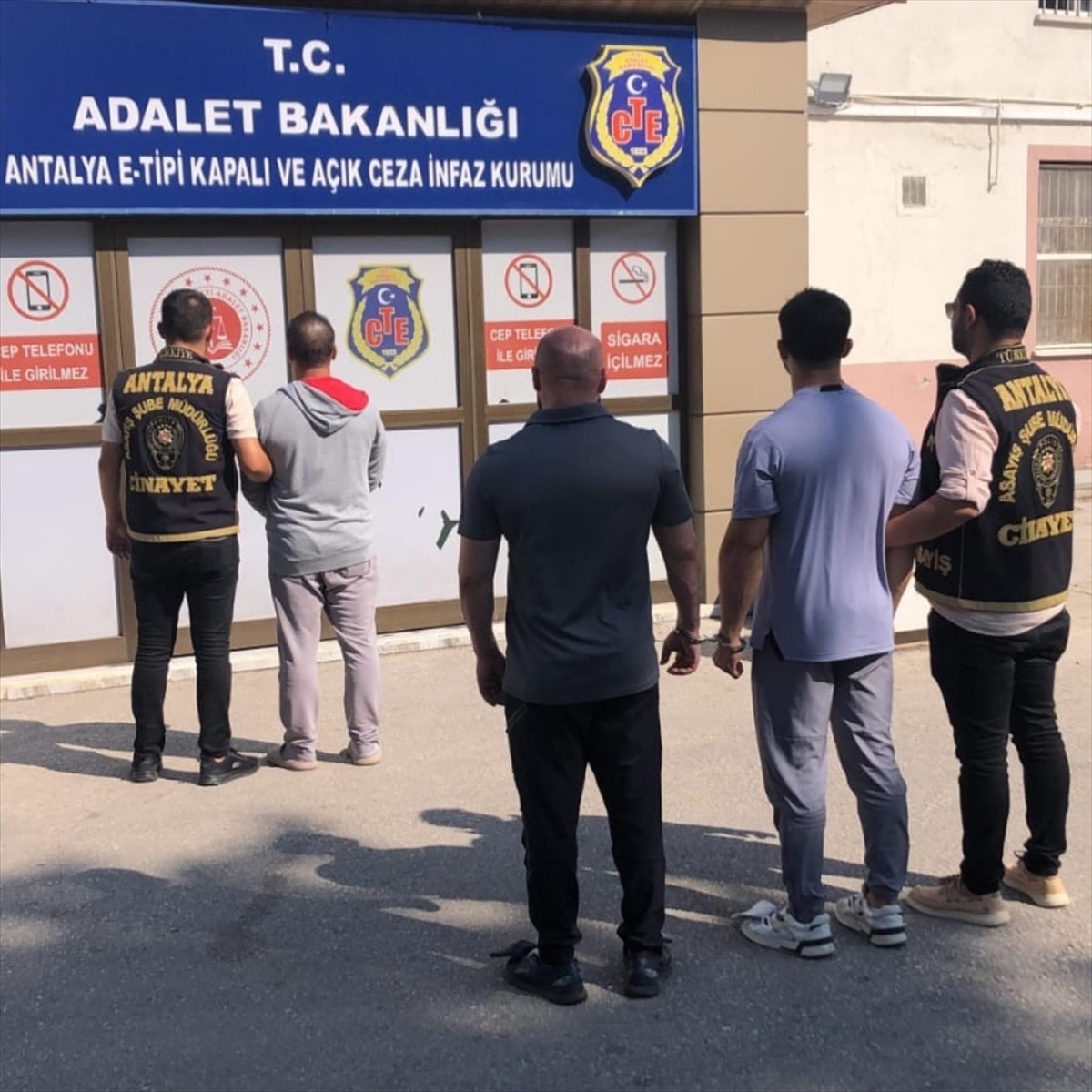 Antalya'nın Kepez ilçesinde yorgun merminin isabet etmesi sonucu bir kişinin hayatını kaybettiği...