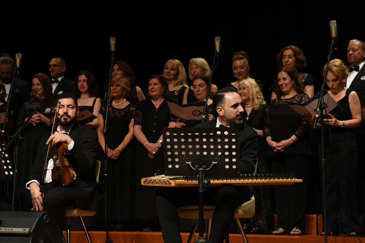 Artvin'de "İstanbul'dan Artvin'e Sesler ve Renkler Konseri" gerçekleştirildi. Beyoğlu Klasik Türk...