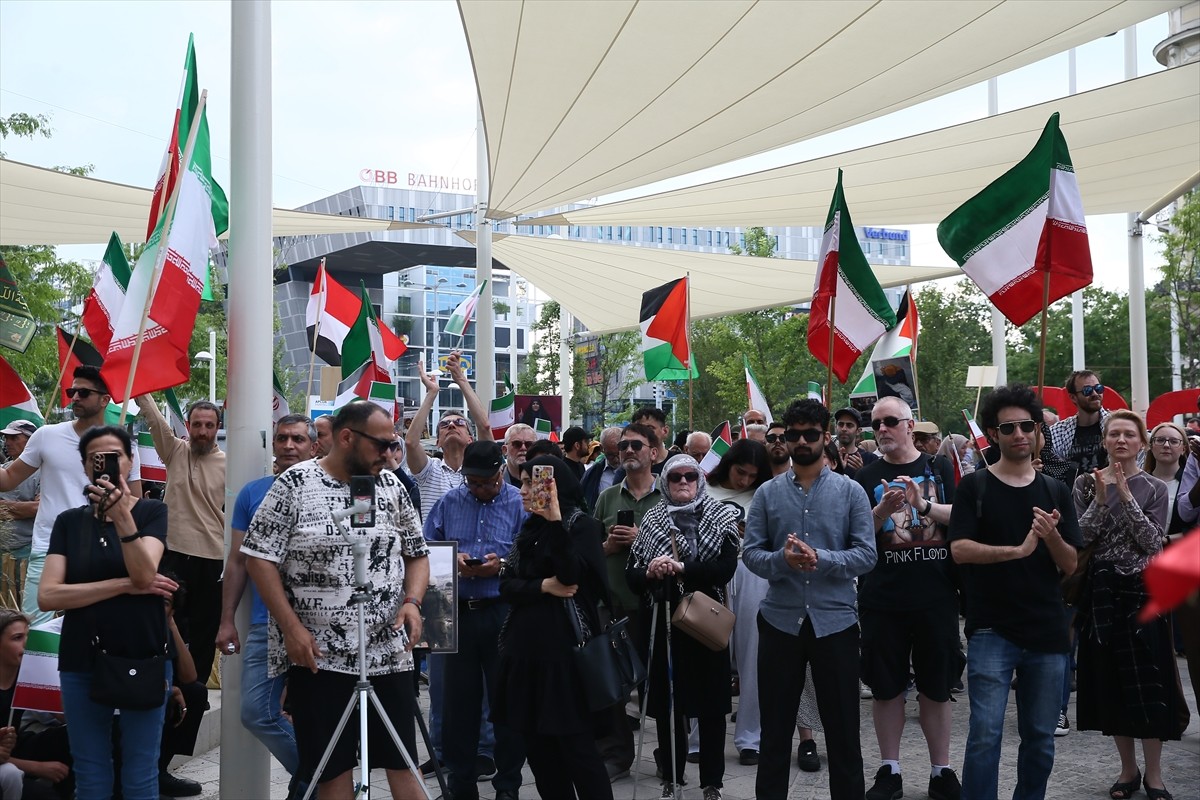 Avusturya’nın başkenti Viyana’da düzenlenen gösteride, İsrail’in Filistin ve İran’a yönelik...