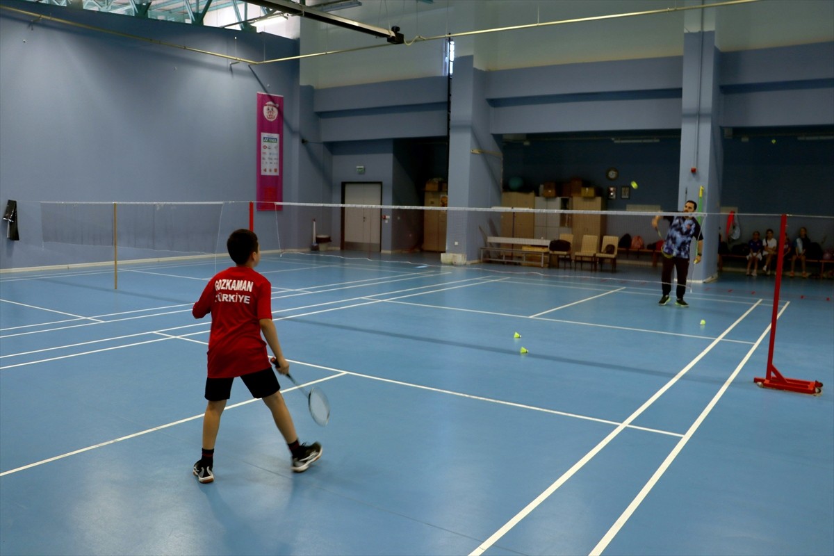 Badmintonda ulusal ve uluslararası organizasyonlarda dereceler elde eden 10 yaşındaki Muhammed...