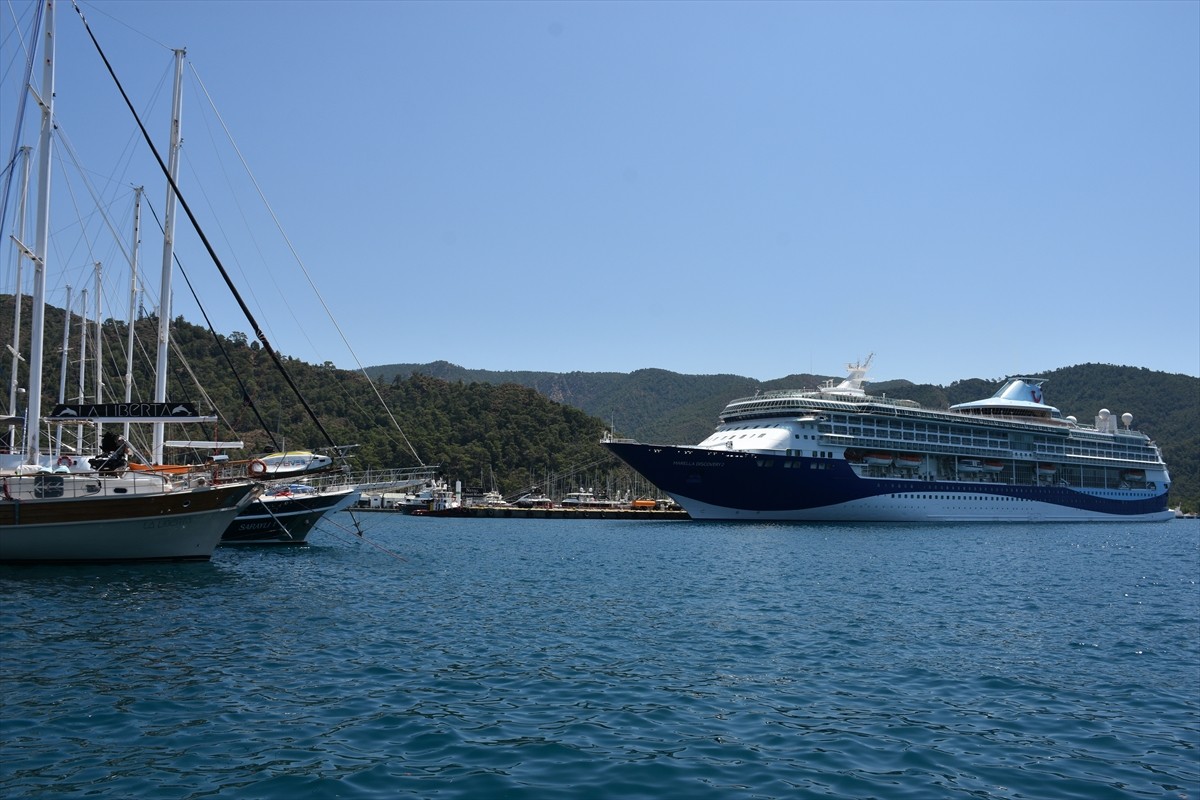 Bahamalar bayraklı kruvaziyer " Marella Discovery 2", 1797 yolcusuyla Muğla'nın Marmaris ilçesine...