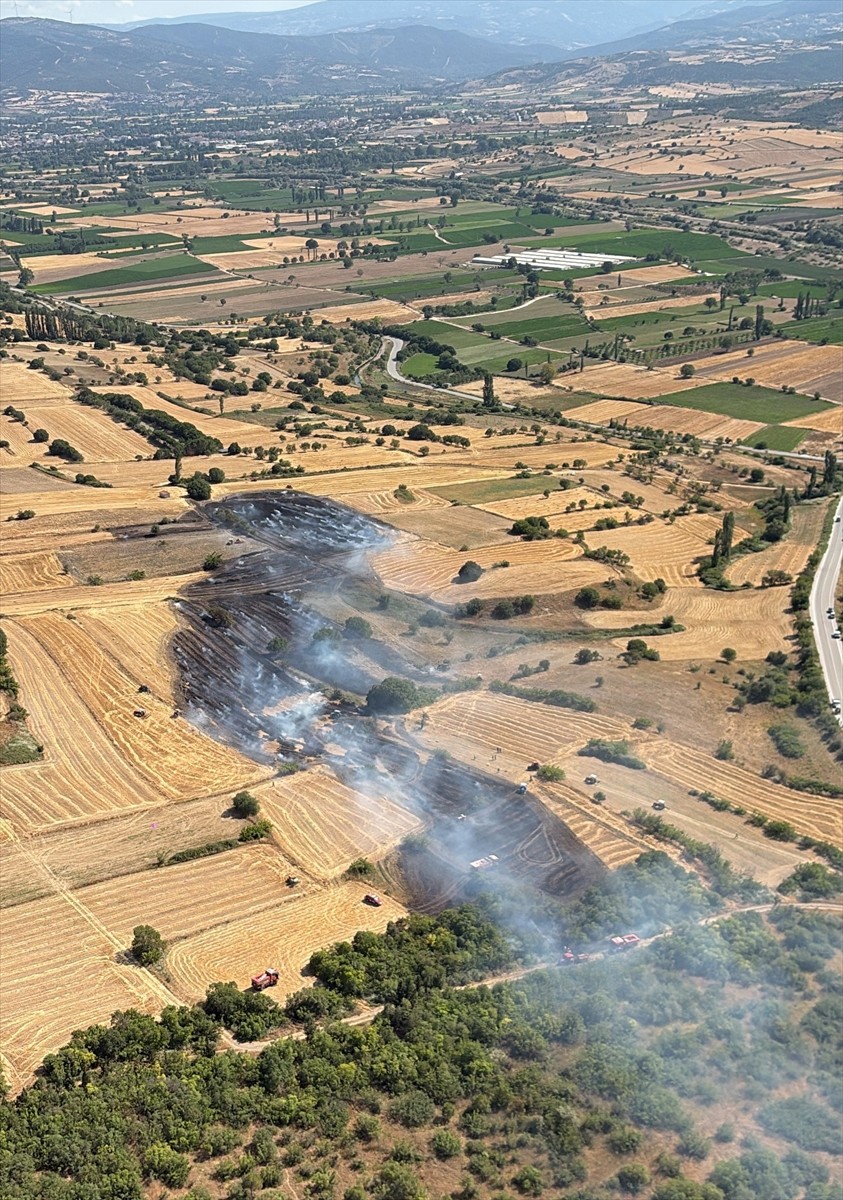 Balıkesir'in Kepsut ilçesinde çıkan arazi yangını kontrol altına alınmaya çalışılıyor.