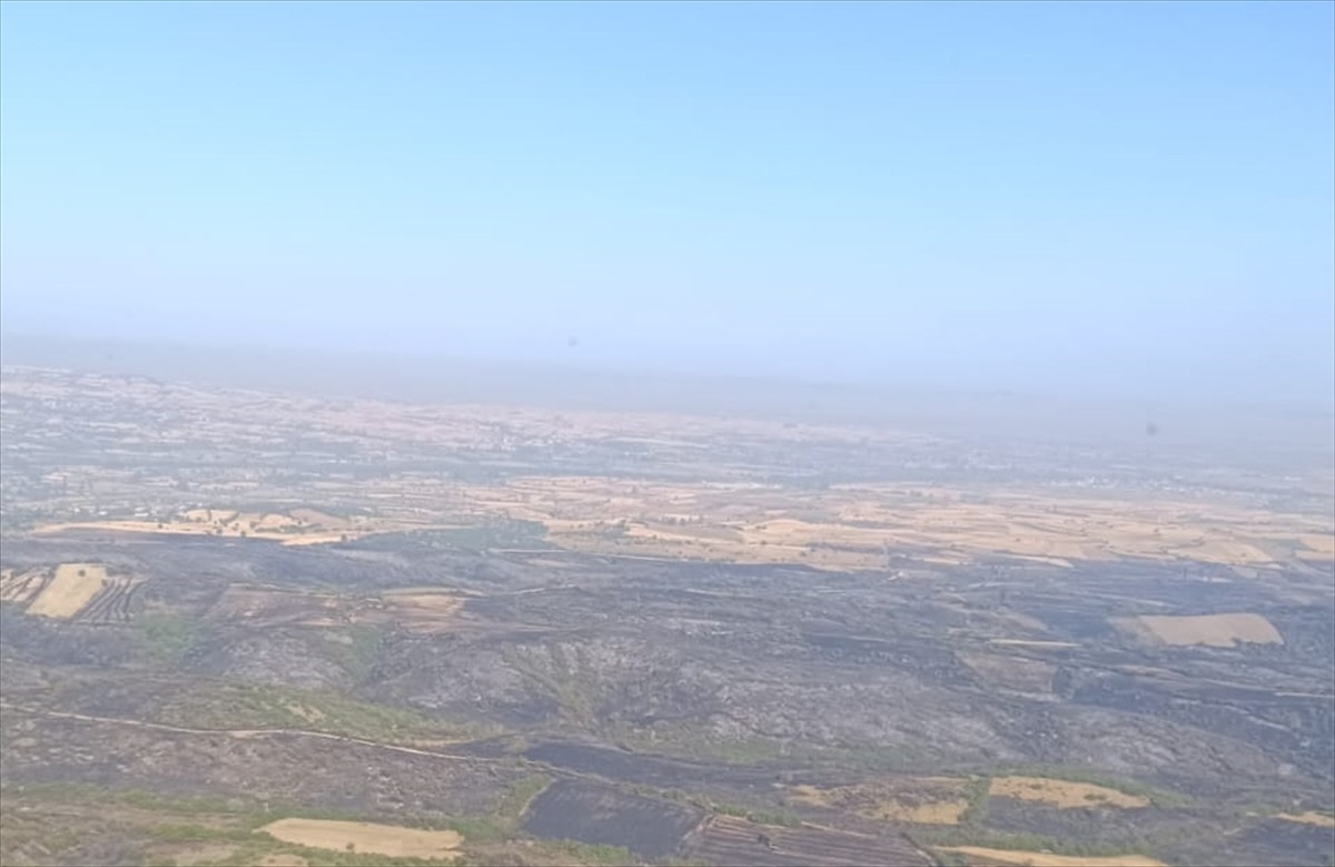  Balıkesir'in Kepsut ilçesinde dün çıkan 2 orman yangını, havadan ve karadan müdahalelerle kontrol...