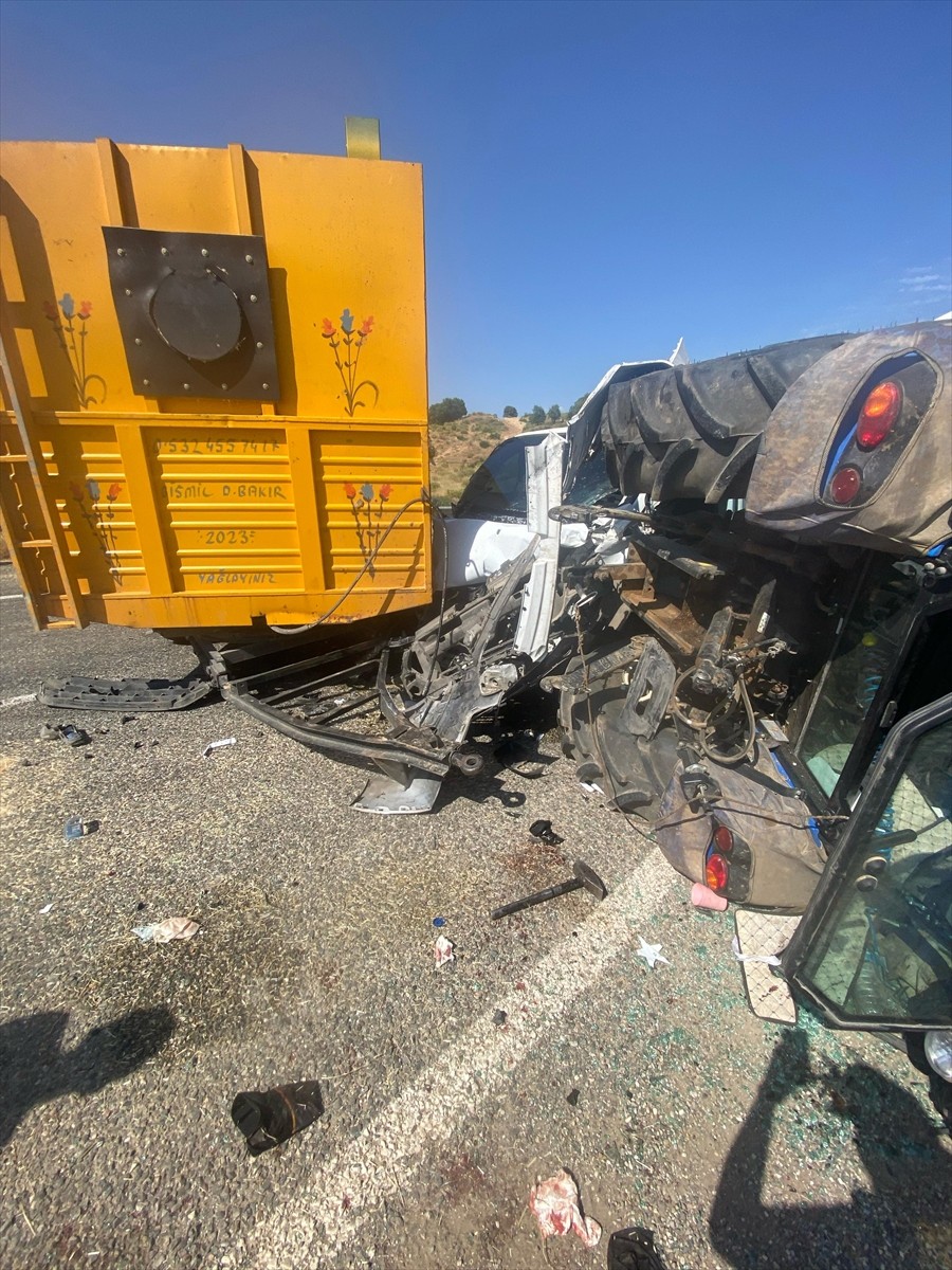 Batman'ın Kozluk ilçesinde panelvan ile traktörün çarpışması sonucu 3 kişi yaralandı.