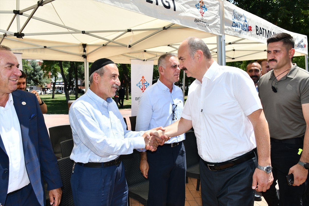 Batman Valisi Ekrem Canalp (sağda) Kurban Bayramı dolayısıyla Atatürk Parkı'nda düzenlenen...