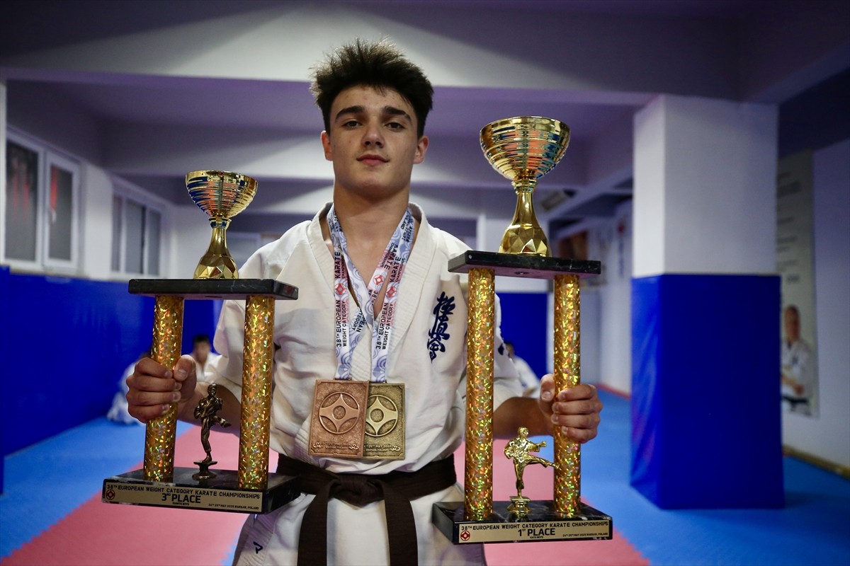 Bursa'da, aynı spor kulübünde ter döken iki liseli arkadaş, karatede elde ettikleri Avrupa...