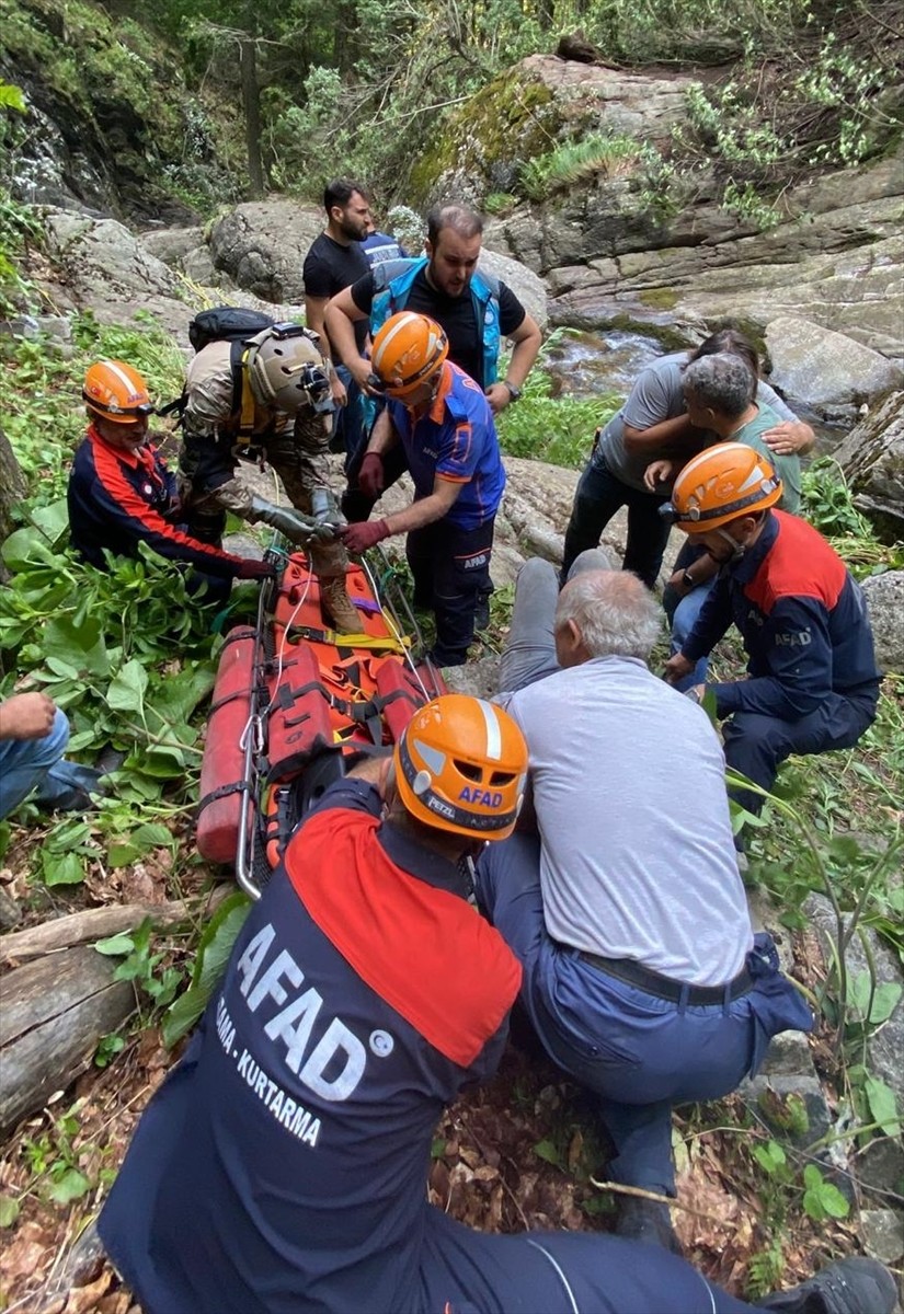Bursa'nın Kestel ilçesinde düştüğü derede mahsur kalan kişi, helikopter destekli operasyonla...