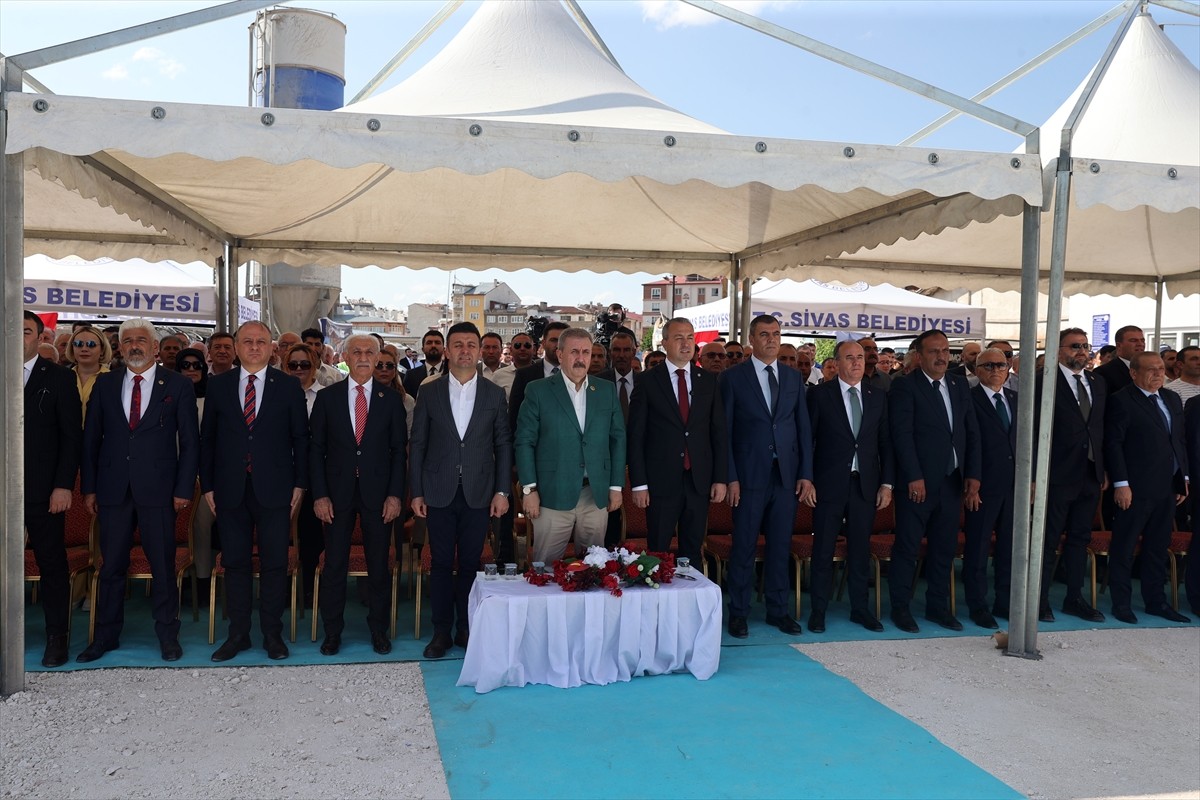 Büyük Birlik Partisi (BBP) Genel Başkanı Mustafa Destici (sol 5), Sivas'ta, Eski Sanayi Kentsel...