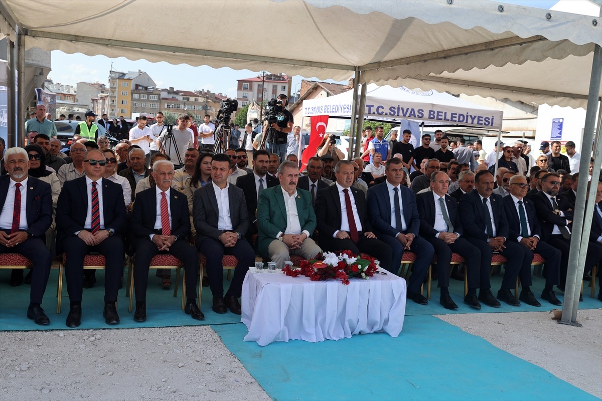 Büyük Birlik Partisi (BBP) Genel Başkanı Mustafa Destici (sol 5), Sivas'ta, Eski Sanayi Kentsel...