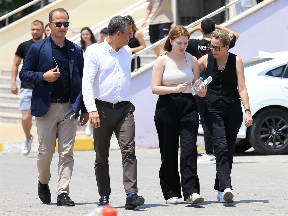 CHP Genel Başkanı Özgür Özel (solda), elektrik akımına kapılarak hayatını kaybeden Manisa...