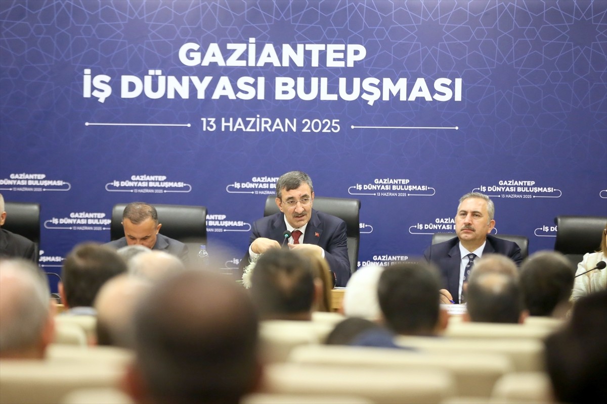 Cumhurbaşkanı Yardımcısı Cevdet Yılmaz (ortada), ili ziyareti kapsamında Gaziantep Organize Sanayi...